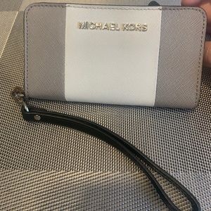 Michael Kors Jet Setter phone wallet